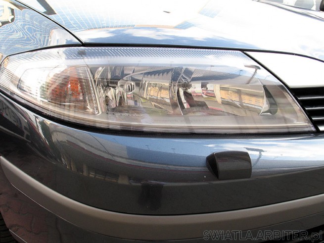 Renault Laguna i reflektor xenon. W takich reflektorach