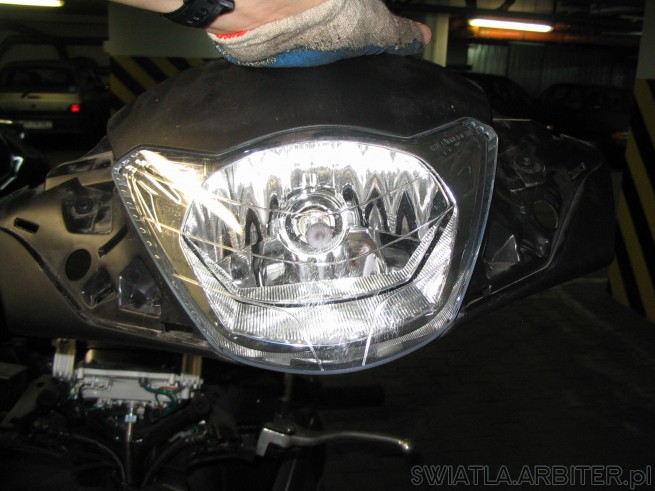 Przedmiotem przeróbki na Xenon był reflektor H4 motocykla Honda SH 125i wykonany ...