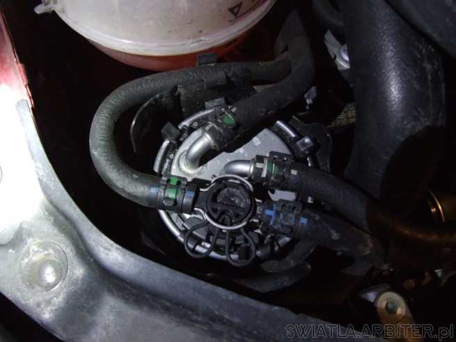 W silniku TDI wyjęcie z obudowy filtra paliwa poprawia dostęp do żarówek w prawej ...